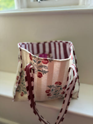 Quilted tote bag with zip
