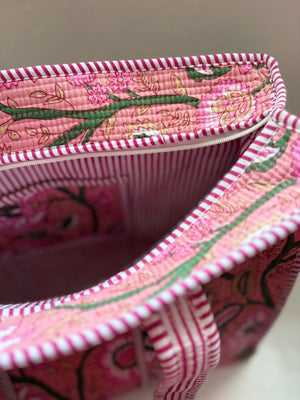 Quilted tote bag with zip