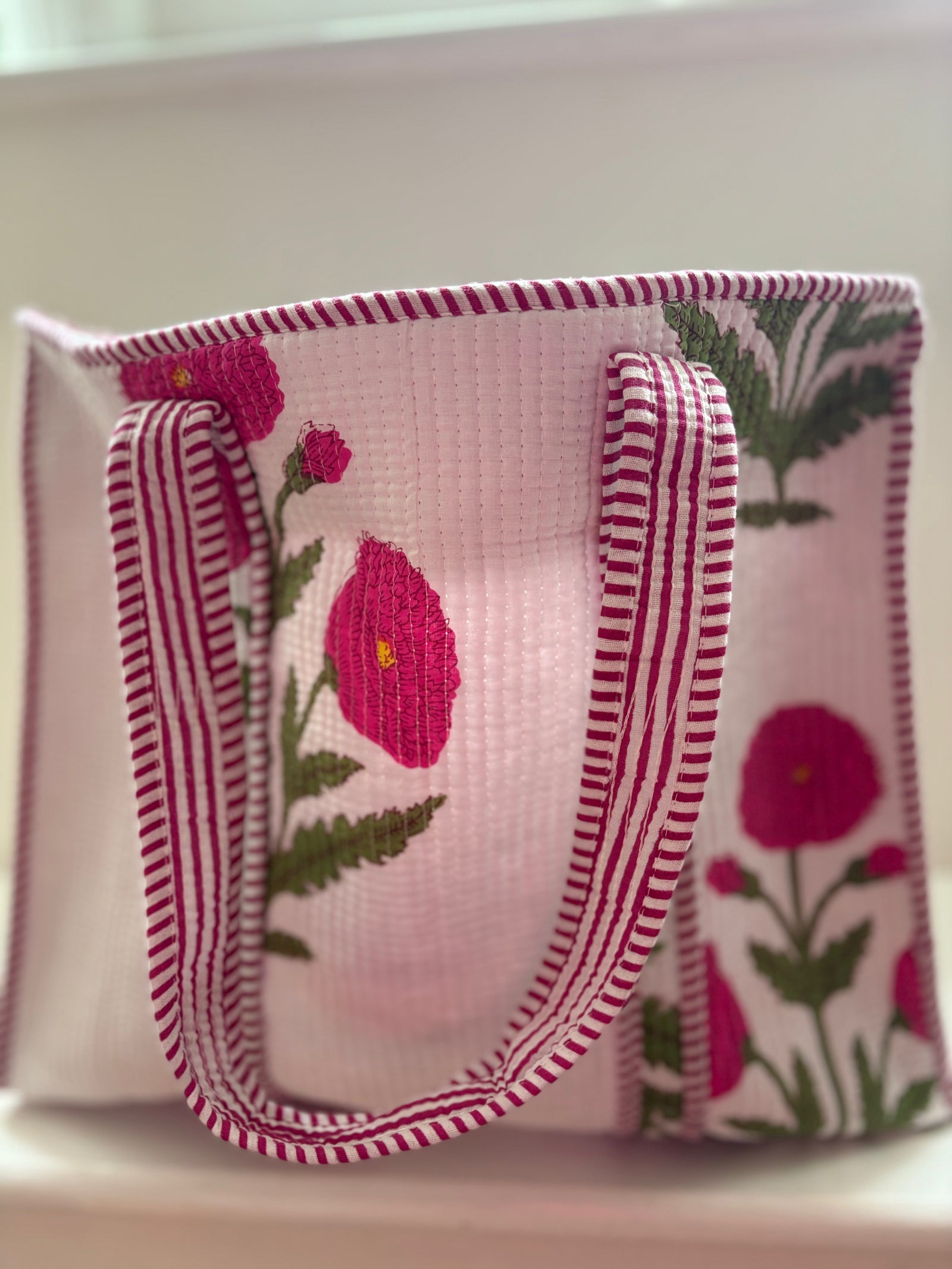 Quilted tote bag with zip