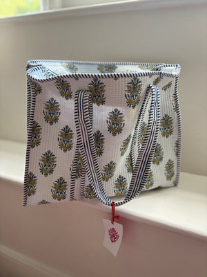Quilted tote bag with zip