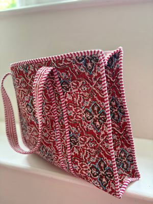 Quilted tote bag with zip