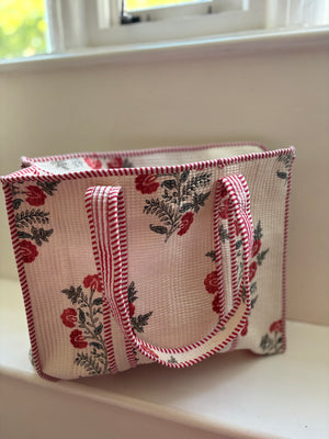 Quilted tote bag with zip