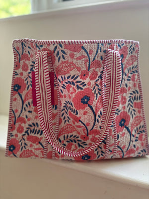 Quilted tote bag with zip