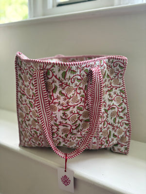 Quilted tote bag with zip