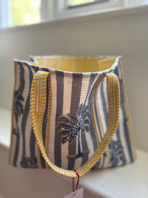 Quilted tote bag with zip